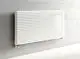 Weißer Kermi-Heizkörper mit horizontaler Lamellenstruktur, an einer hellen Wand montiert. Anschluss sichtbar links.